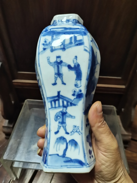 古玩陶瓷康熙人物紋六方青花瓶拍賣,當(dāng)前價(jià)格12888元