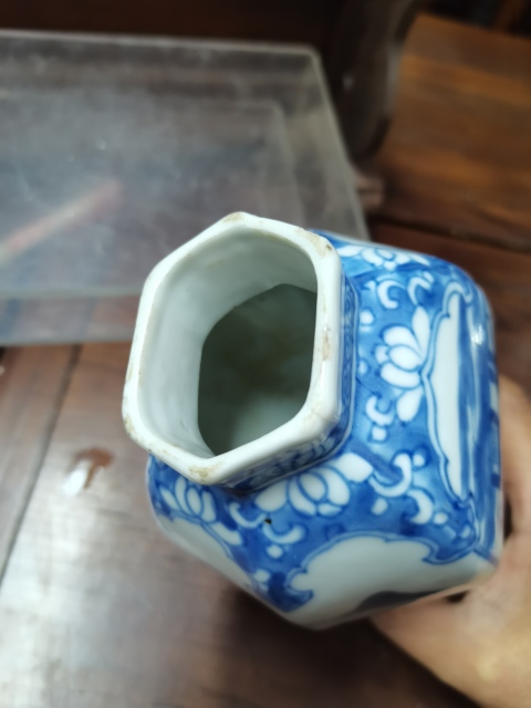 古玩陶瓷康熙人物紋六方青花瓶拍賣,當(dāng)前價(jià)格12888元