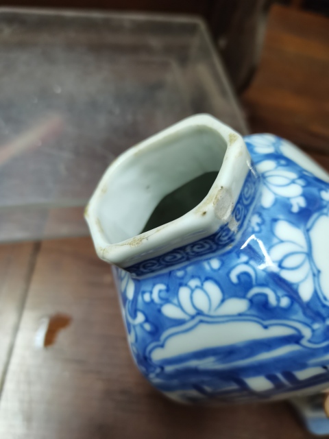 古玩陶瓷康熙人物紋六方青花瓶拍賣,當(dāng)前價(jià)格12888元