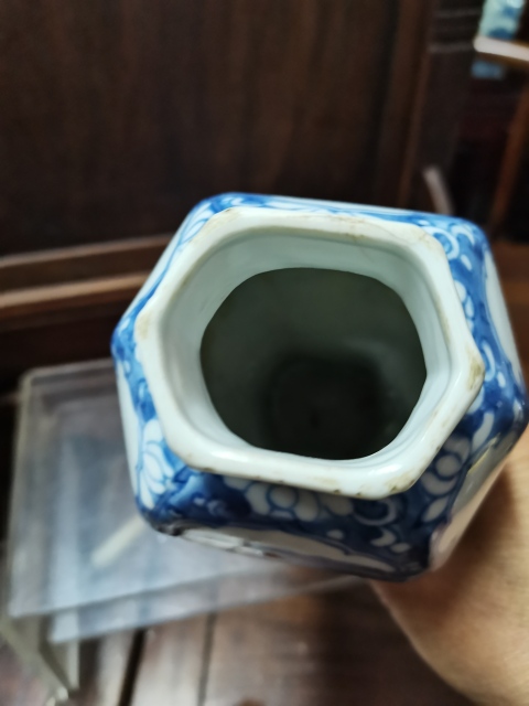 古玩陶瓷康熙人物紋六方青花瓶拍賣,當(dāng)前價(jià)格12888元