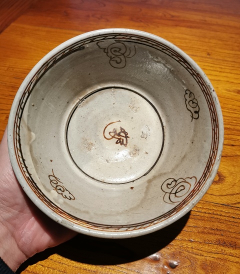 古玩陶瓷明白地黑花卷云紋撇口碗(已保真)拍賣,當前價格136元
