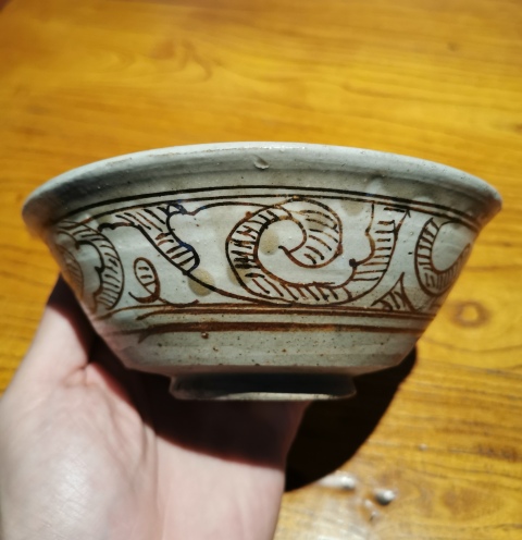古玩陶瓷明白地黑花卷云紋撇口碗(已保真)拍賣,當前價格136元