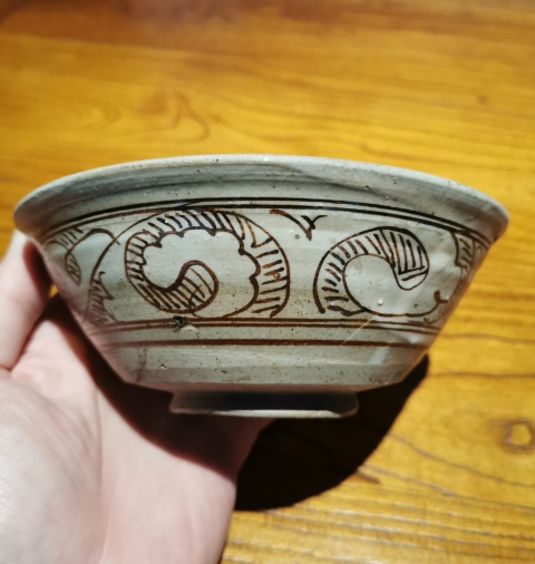 古玩陶瓷明白地黑花卷云紋撇口碗(已保真)拍賣,當前價格136元