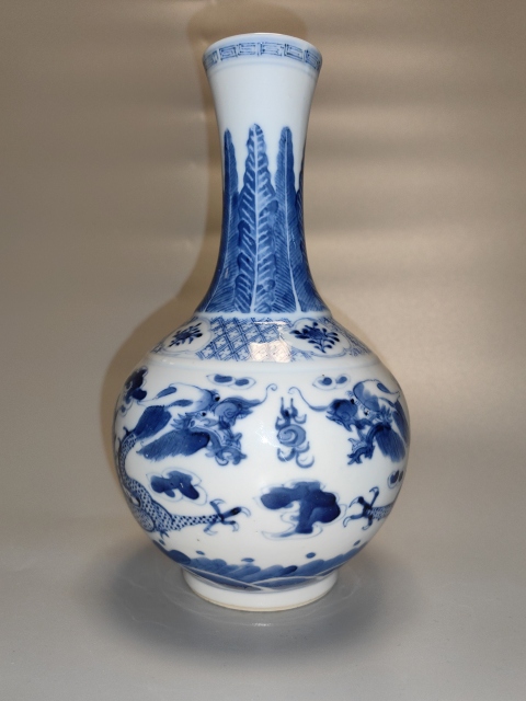 古玩陶瓷清晚期-青花趕珠龍紋賞瓶拍賣,當前價格16800元