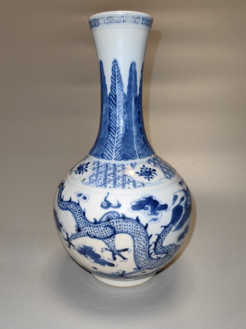 古玩陶瓷清晚期-青花趕珠龍紋賞瓶拍賣,當前價格16800元