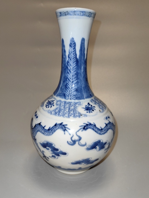 古玩陶瓷清晚期-青花趕珠龍紋賞瓶拍賣,當前價格16800元