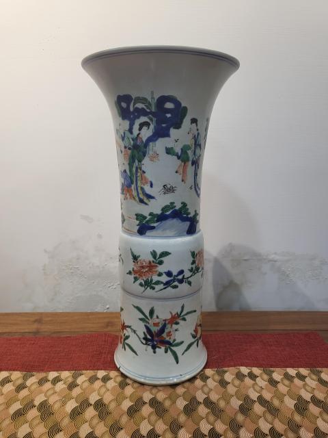 古玩陶瓷康熙青花五彩侍女嬰戲圖花觚拍賣，當(dāng)前價(jià)格40000元