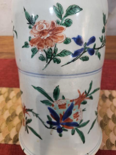 古玩陶瓷康熙青花五彩侍女嬰戲圖花觚拍賣，當(dāng)前價(jià)格40000元