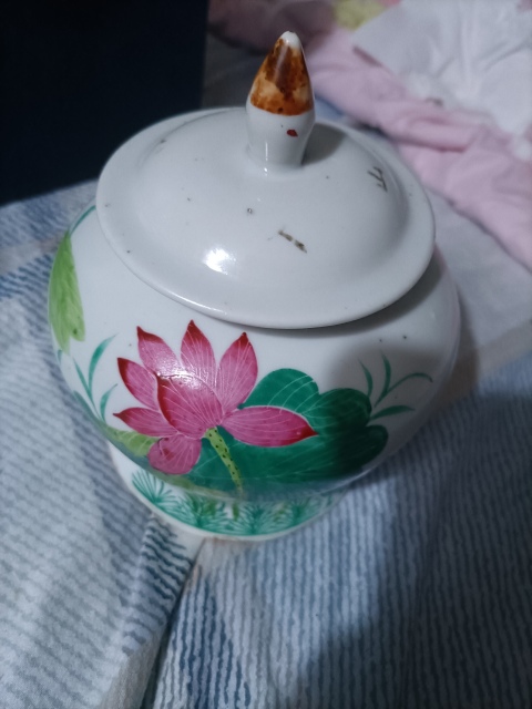 古玩陶瓷晚清民國(guó)粉彩荷花紋蓋罐拍賣(mài),當(dāng)前價(jià)格1980元