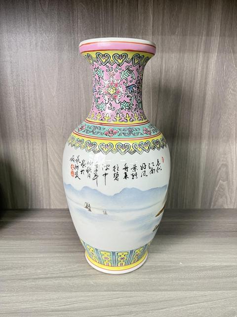 古玩陶瓷粉彩手繪和貼花山水人物盤口瓶拍賣,當前價格780元