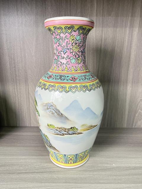 古玩陶瓷粉彩手繪和貼花山水人物盤口瓶拍賣,當前價格780元