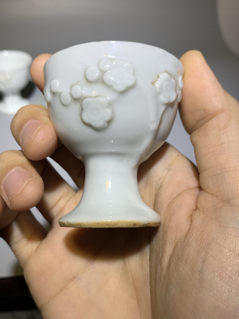 古玩陶瓷德化窯白釉梅花紋高足杯一組拍賣,當前價格0元