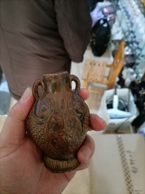 古玩陶瓷清晚期醬釉模印鯉魚抱瓶紋雙系扁壺拍賣,當前價格680元