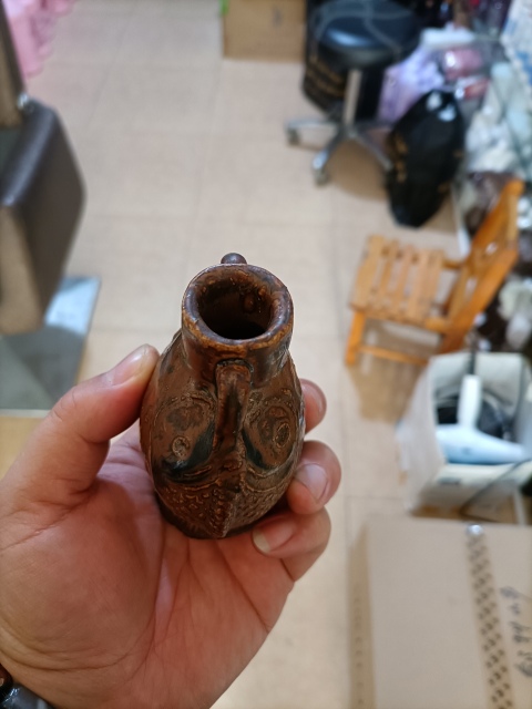 古玩陶瓷清晚期醬釉模印鯉魚抱瓶紋雙系扁壺拍賣,當前價格680元