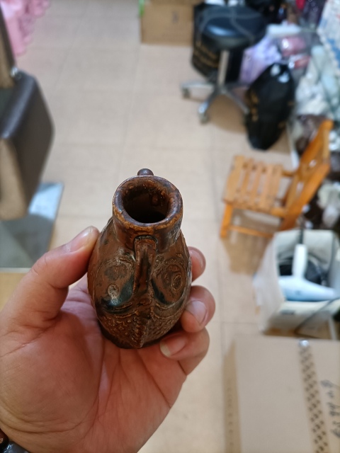 古玩陶瓷清晚期醬釉模印鯉魚抱瓶紋雙系扁壺拍賣,當前價格680元