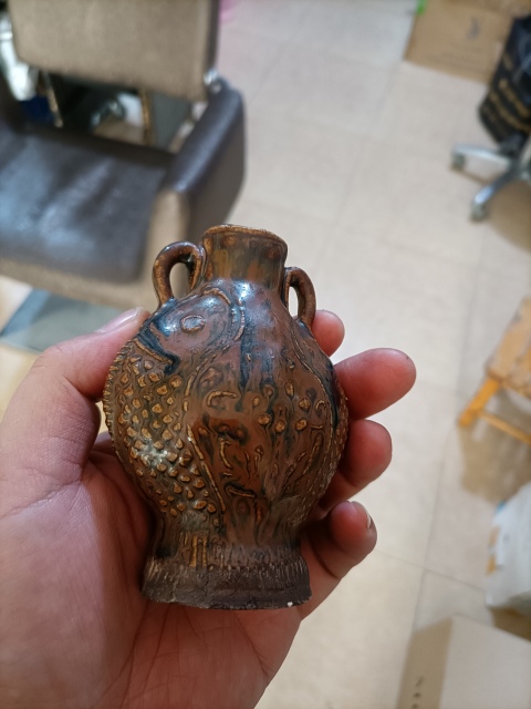 古玩陶瓷清晚期醬釉模印鯉魚抱瓶紋雙系扁壺拍賣,當前價格680元