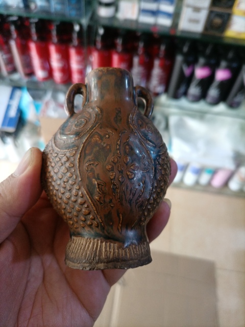 古玩陶瓷清晚期醬釉模印鯉魚抱瓶紋雙系扁壺拍賣,當前價格680元