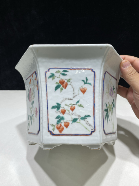 古玩陶瓷清代同治粉彩花卉紋六方花盆拍賣，當前價格22800元