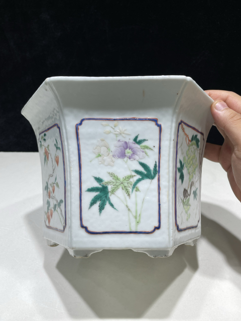 古玩陶瓷清代同治粉彩花卉紋六方花盆拍賣，當前價格22800元