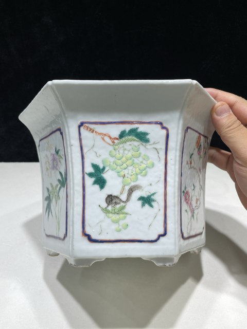 古玩陶瓷清代同治粉彩花卉紋六方花盆拍賣，當前價格22800元