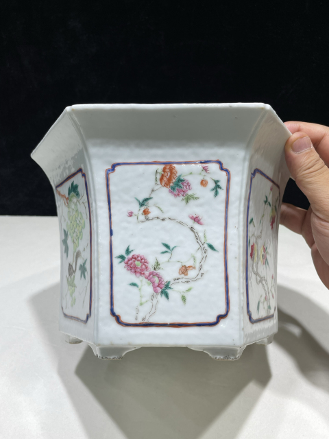 古玩陶瓷清代同治粉彩花卉紋六方花盆拍賣，當前價格22800元