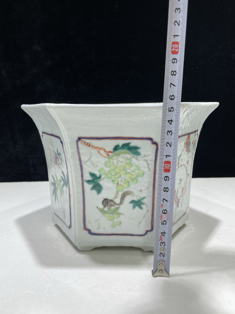 古玩陶瓷清代同治粉彩花卉紋六方花盆拍賣，當前價格22800元