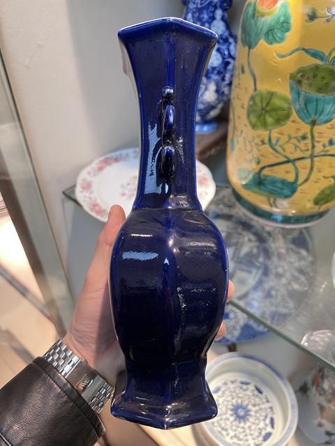古玩陶瓷【清·乾隆】藍釉雙耳六方瓶拍賣,當前價格4200元