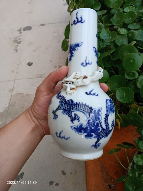 古玩陶瓷晚清龍紋青花瓶拍賣(mài)，當(dāng)前價(jià)格1888元