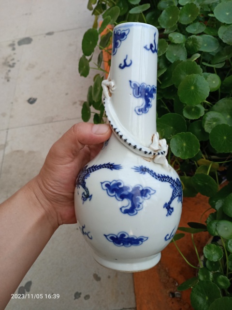古玩陶瓷晚清龍紋青花瓶拍賣(mài)，當(dāng)前價(jià)格1888元