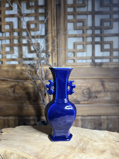 古玩陶瓷【清·乾隆】藍釉雙耳六方瓶拍賣,當前價格4200元