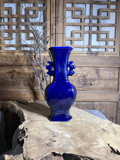 古玩陶瓷【清·乾隆】藍釉雙耳六方瓶拍賣,當前價格4200元