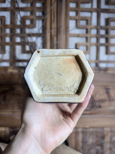 古玩陶瓷【清·乾隆】藍釉雙耳六方瓶拍賣,當前價格4200元
