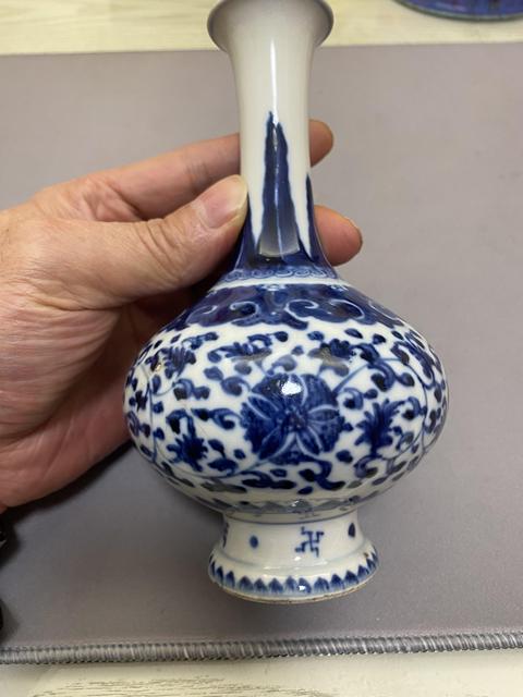 古玩陶瓷清乾隆青花纏枝花卉紋瓶拍賣,當前價格4600元