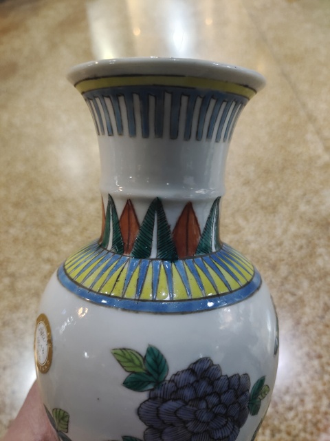 古玩陶瓷清代光緒五彩洞石花卉觀音瓶拍賣(mài)，當(dāng)前價(jià)格35000元