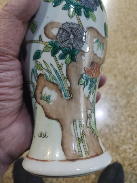 古玩陶瓷清代光緒五彩洞石花卉觀音瓶拍賣(mài)，當(dāng)前價(jià)格35000元