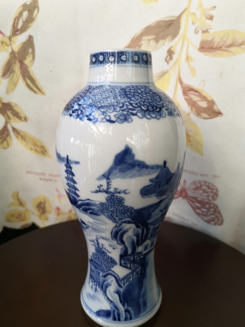 古玩陶瓷青花山水人物紋雞腿瓶拍賣，當(dāng)前價(jià)格3500元
