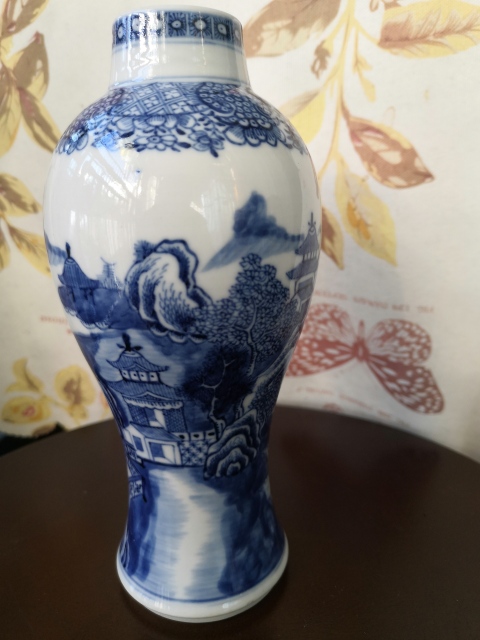 古玩陶瓷青花山水人物紋雞腿瓶拍賣，當(dāng)前價(jià)格3500元