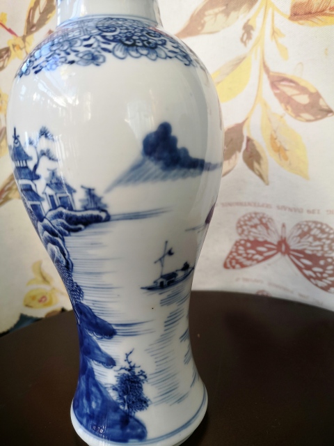 古玩陶瓷青花山水人物紋雞腿瓶拍賣，當(dāng)前價(jià)格3500元