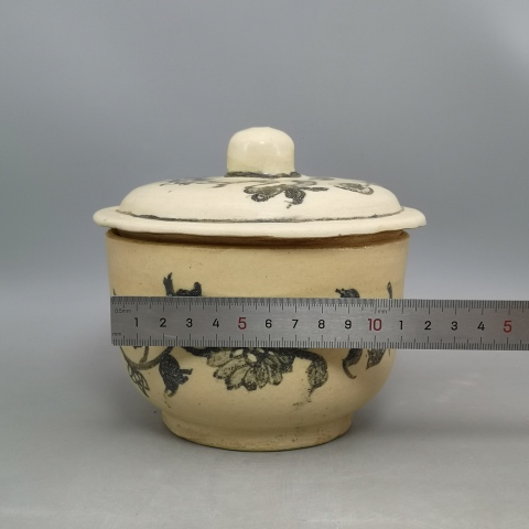 古玩陶瓷明代花卉紋褐彩蓋罐拍賣，當前價格800元