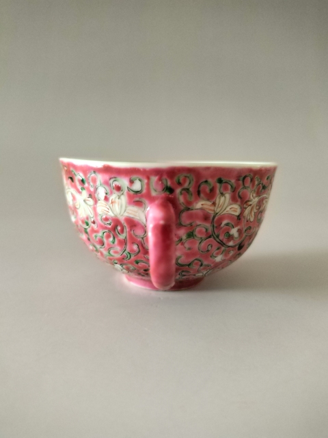 古玩陶瓷(民國(guó))胭脂紅軋道花卉紋茶杯拍賣(mài),當(dāng)前價(jià)格568元