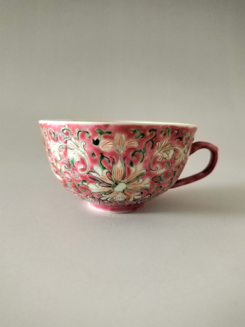 古玩陶瓷(民國(guó))胭脂紅軋道花卉紋茶杯拍賣(mài),當(dāng)前價(jià)格568元