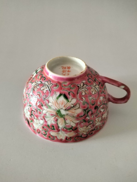 古玩陶瓷(民國(guó))胭脂紅軋道花卉紋茶杯拍賣(mài),當(dāng)前價(jià)格568元