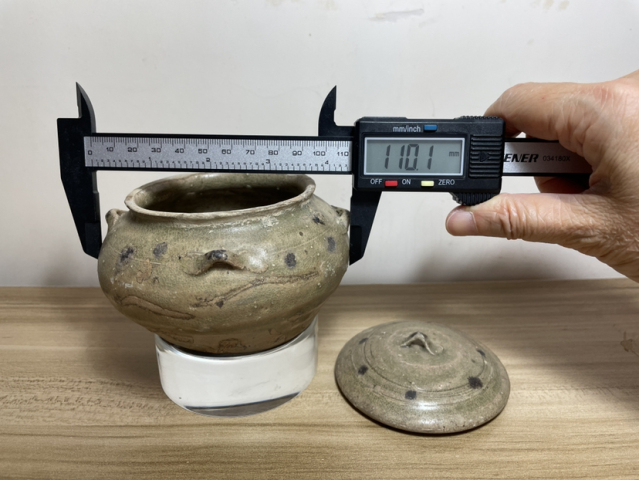古玩陶瓷南北朝青釉點(diǎn)彩四系蓋罐拍賣,當(dāng)前價(jià)格9800元