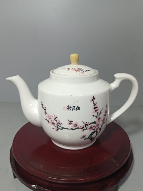 古玩陶瓷梅花紋1973年大茶壺拍賣,當(dāng)前價(jià)格180元