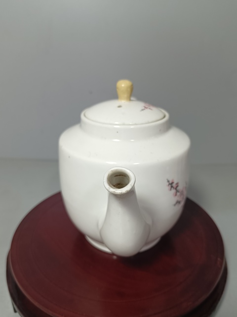 古玩陶瓷梅花紋1973年大茶壺拍賣,當(dāng)前價(jià)格180元