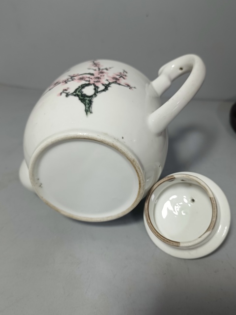 古玩陶瓷梅花紋1973年大茶壺拍賣,當(dāng)前價(jià)格180元