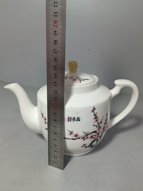 古玩陶瓷梅花紋1973年大茶壺拍賣,當(dāng)前價(jià)格180元