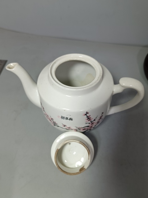 古玩陶瓷梅花紋1973年大茶壺拍賣,當(dāng)前價(jià)格180元
