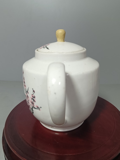 古玩陶瓷梅花紋1973年大茶壺拍賣,當(dāng)前價(jià)格180元