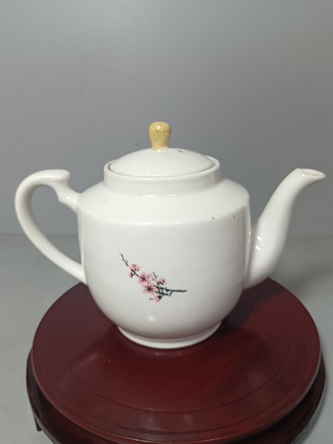 古玩陶瓷梅花紋1973年大茶壺拍賣,當(dāng)前價(jià)格180元